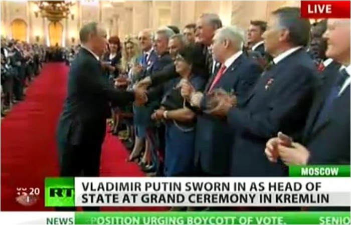 Bên trong khán phòng đại lễ, tân Tổng thống Nga nhiệt tình bắt tay, nói lời cảm ớn tới những người ủng hộ, khách...